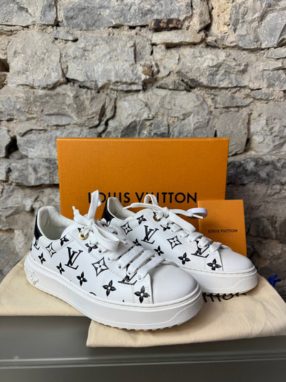 Louis Vuitton Time Out Sneaker Weiß/Schwarz – Größe 38 - BagAffair