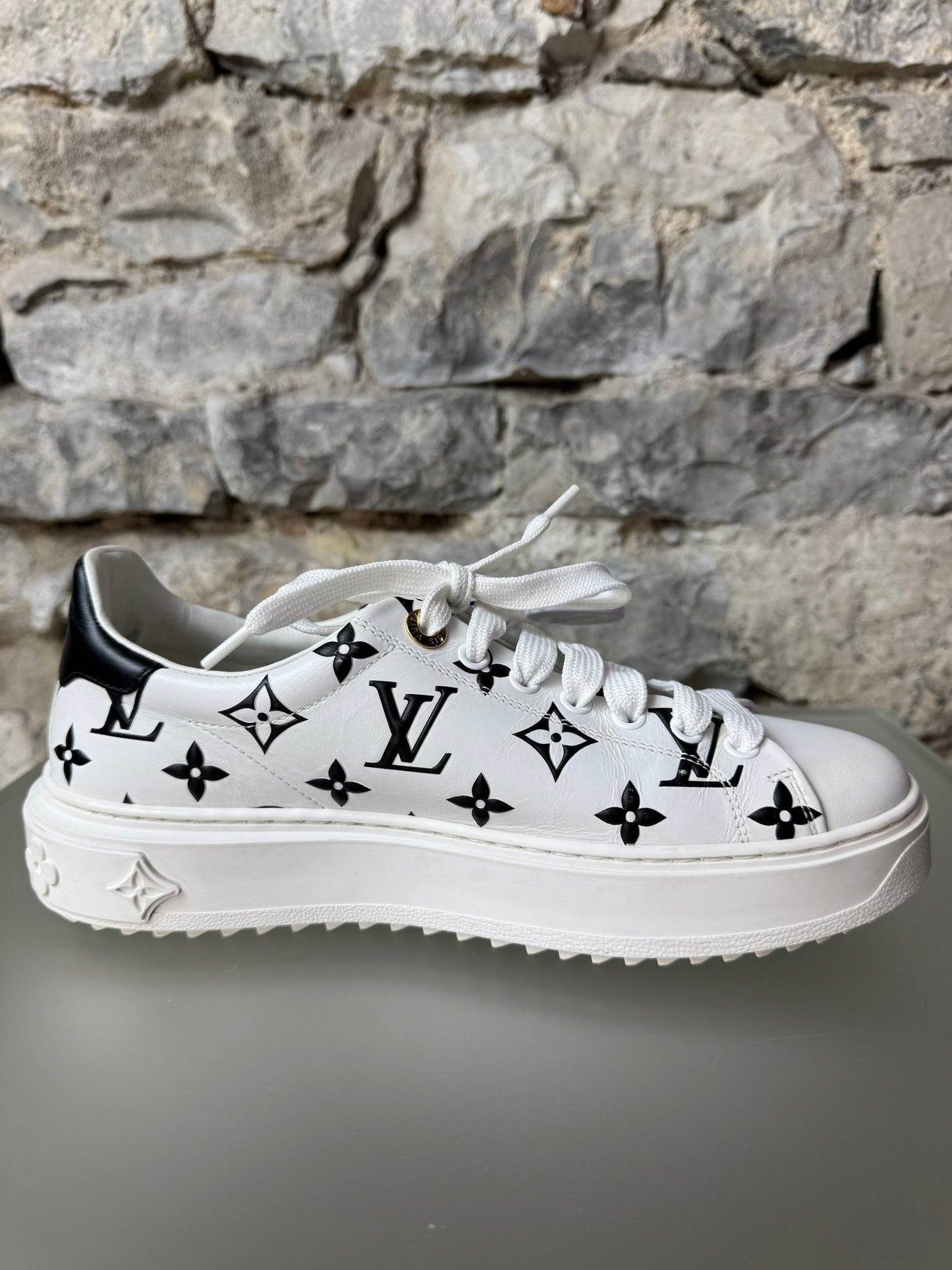 Louis Vuitton Time Out Sneaker Weiß/Schwarz – Größe 38 - BagAffair